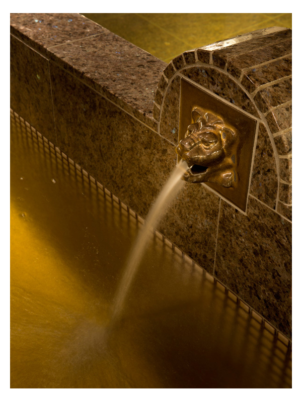 はすぬま温泉　黄金色の天然温泉　獅子の吐水口
